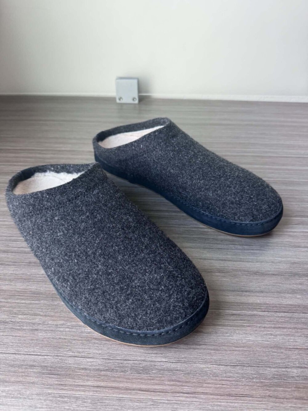 OluKai Hamani Hulu Wool Mules Sandals Size 12 $120 in Dark Shadow